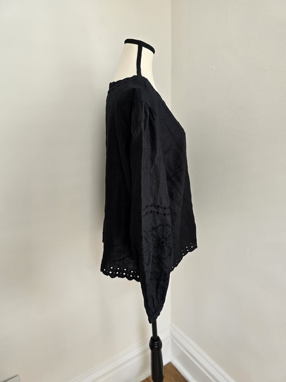 J. Crew Bungalow 100% Linen Black Embroidered Eyelet V-Neck Blouse Large - Picture 4 of 8